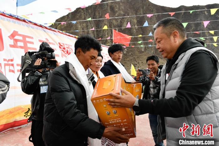 圖為墨竹工卡縣龍珠崗村，慰問活動(dòng)現(xiàn)場(chǎng)?！∝暩聛?lái)松 攝