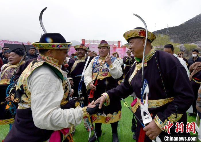 3月28日，選手射中靶心后慶祝?！±盍?攝
