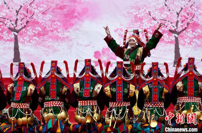 3月28日，西藏林芝第二十屆桃花旅游文化節(jié)開(kāi)幕式上的文藝表演?！±盍?攝