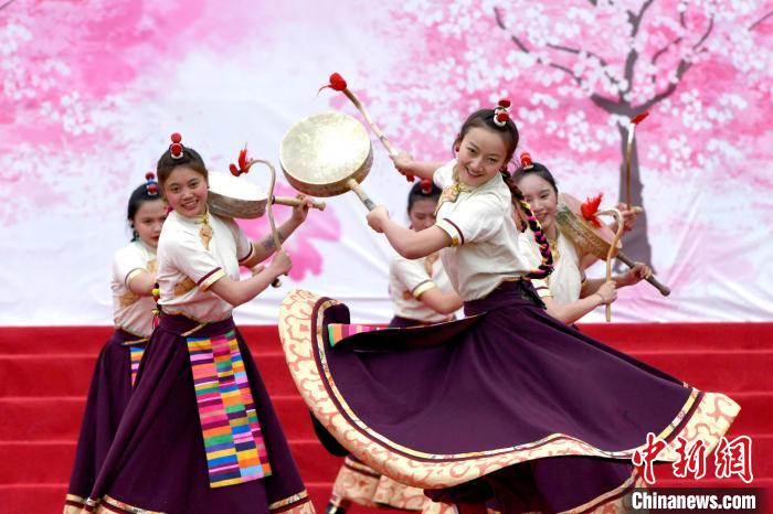 3月28日，西藏林芝第二十屆桃花旅游文化節(jié)開(kāi)幕式上的文藝表演?！±盍?攝