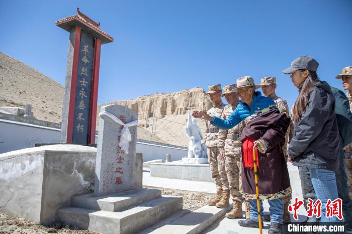 圖為在西藏阿里地區(qū)札達縣烈士陵園，82歲的次仁南杰老人為軍民代表講述新舊西藏的變化?！詵| 攝