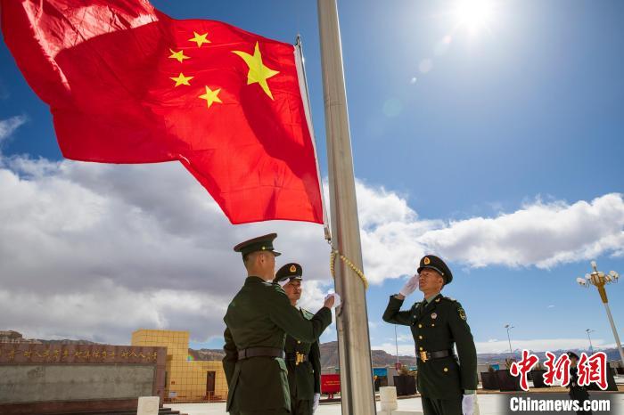 圖為在西藏阿里地區(qū)札達縣，軍民共同舉行升國旗儀式，慶祝西藏百萬農(nóng)奴解放紀(jì)念日?！詵| 攝