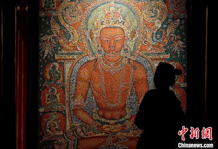 3月31日，觀眾欣賞展覽中的作品?！±盍?攝