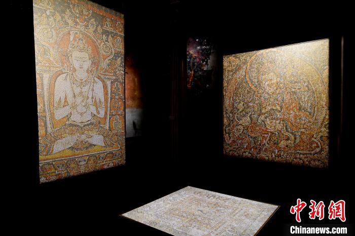 3月31日，觀眾欣賞展覽中的作品?！±盍?攝