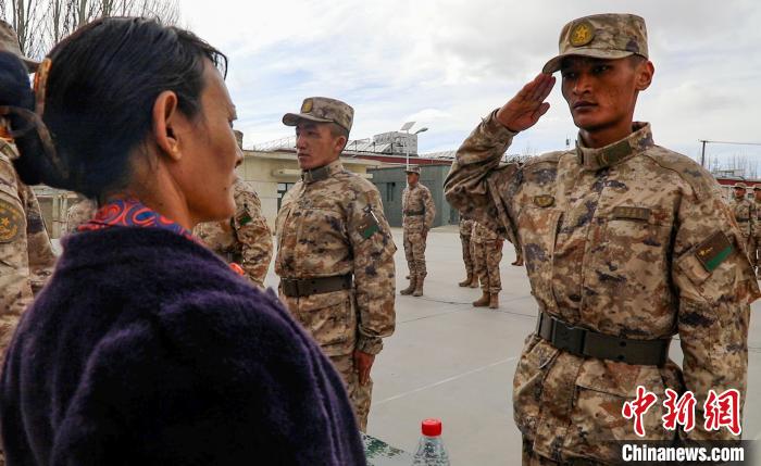 圖為列兵扎西加央向母親敬禮?！詵| 攝