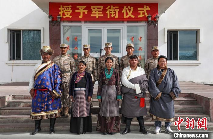 圖為列兵代表與親人合影留念?！詵| 攝