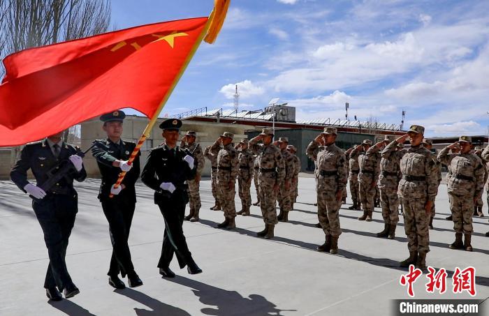 圖為授銜現(xiàn)場迎軍旗?！詵| 攝