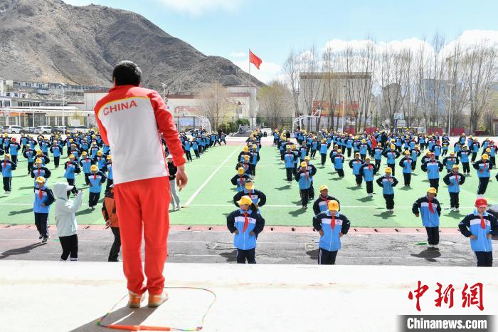 圖為學(xué)生在跳繩教練齊景龍的指導(dǎo)下做準(zhǔn)備運動?！∝暩聛硭?攝