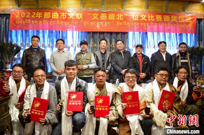 圖為獲獎(jiǎng)人員合影留念?！∝暩聛硭?攝