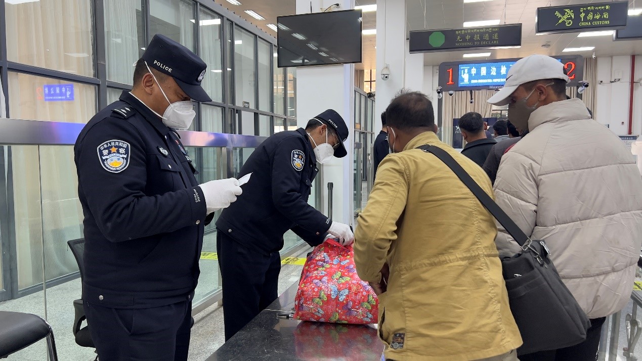 吉隆口岸移民管理警察正在對(duì)行李物品進(jìn)行檢查。人民網(wǎng)記者 唐宋攝