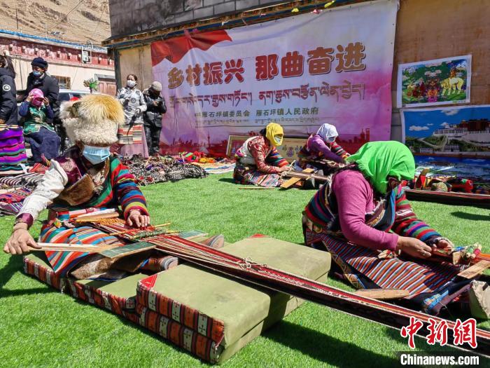 圖為2022年，安多縣雁石坪鎮(zhèn)“鄉(xiāng)村振興那曲奮進(jìn)”編織技藝比賽現(xiàn)場(chǎng)。資料圖 那曲市“鄉(xiāng)村振興 那曲奮進(jìn)”活動(dòng)辦供圖