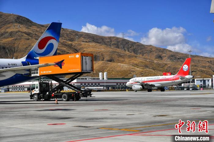 圖為藍(lán)天下的高原機(jī)場(chǎng)?！≈芎?攝