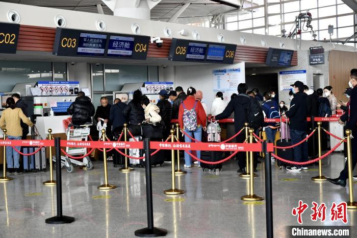 圖為旅客辦理登機(jī)手續(xù)。　周航 攝