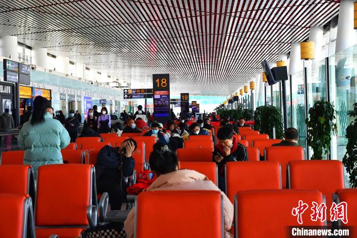 圖為旅客在機(jī)場(chǎng)候機(jī)室等待登機(jī)?！≈芎?攝