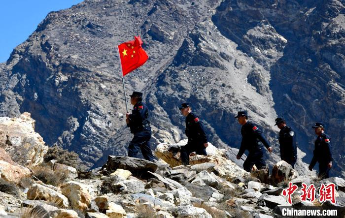 底雅邊境派出所民警夏永軍(左一)在巡邏中?！±盍?攝