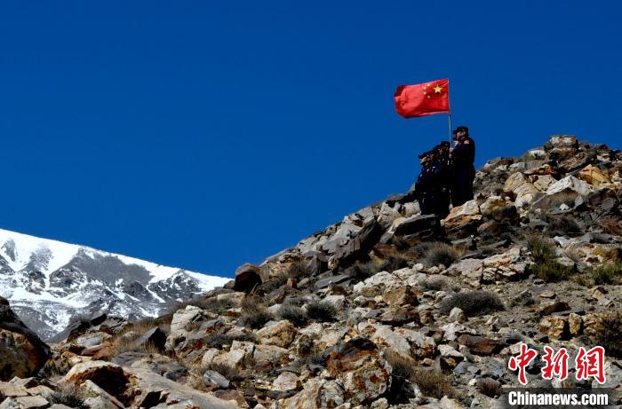底雅邊境派出所民警夏永軍(右一)在巡邏中?！±盍?攝