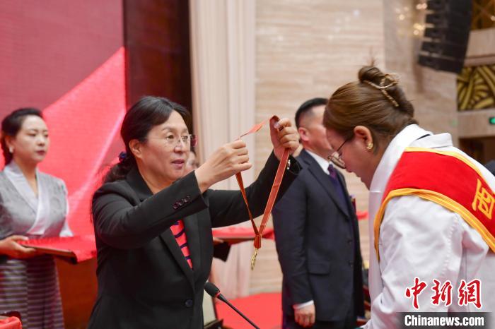 西藏舉辦“西藏十佳醫(yī)生、十佳護士”“西藏健康衛(wèi)士”表彰大會