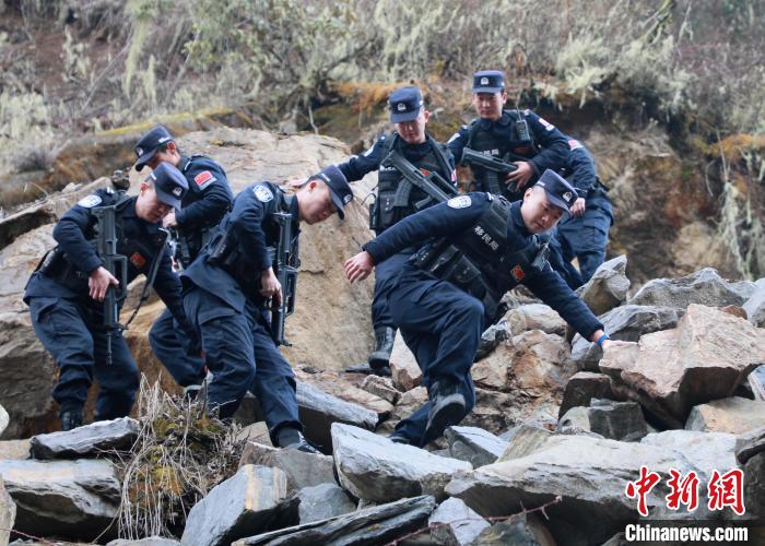 山南邊境管理支隊(duì)玉麥邊境派出所民警在邊境巡邏途中穿過(guò)亂石區(qū)。　鄭琦山 攝