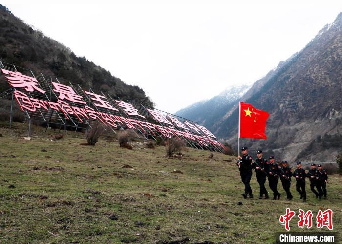 山南邊境管理支隊(duì)玉麥邊境派出所民警在轄區(qū)開展巡邏?！∴嶇?攝