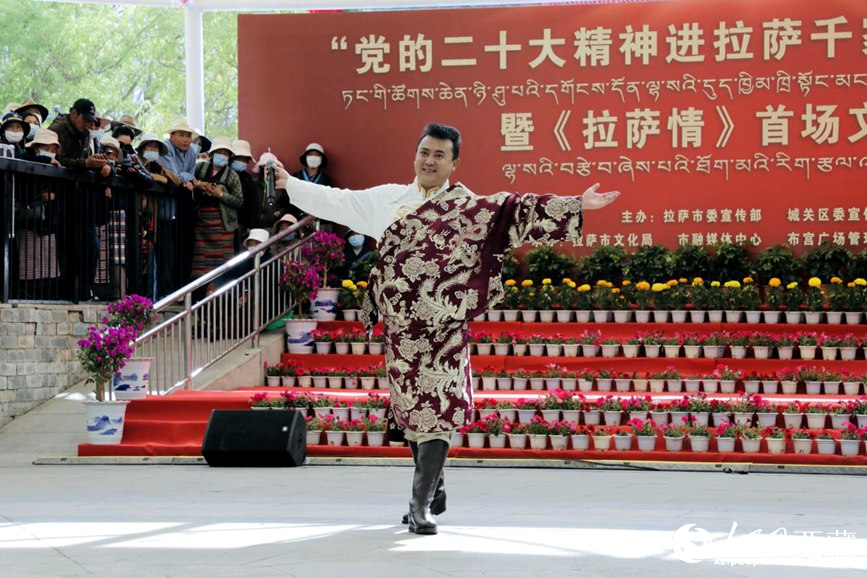 獻唱《夏爾巴》。人民網(wǎng) 次仁羅布攝
