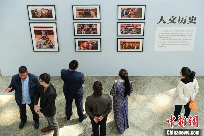 圖為觀眾觀看展覽。