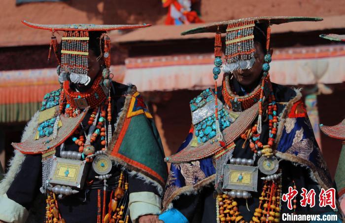 圖為參展攝影師拍攝的西藏阿里普蘭飛天服飾?！≈鬓k方 供圖