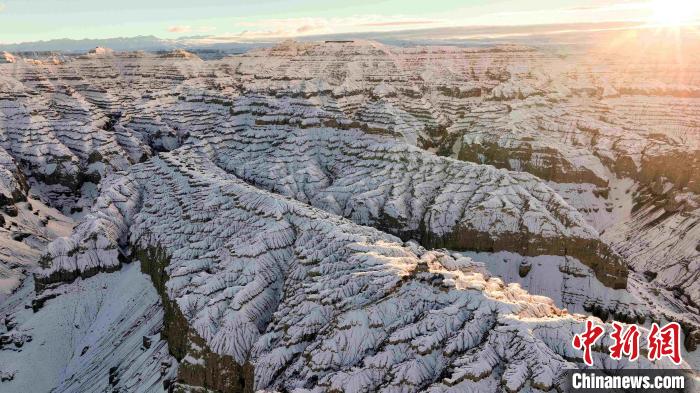 圖為參展攝影師拍攝的西藏阿里札達土林雪后風光?！≈鬓k方 供圖
