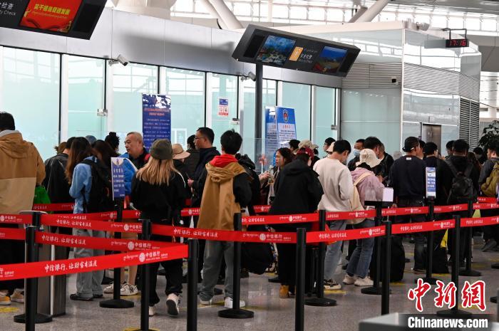 圖為“五一”期間，拉薩貢嘎機(jī)場旅客密集出行?！≡黝D珠 攝