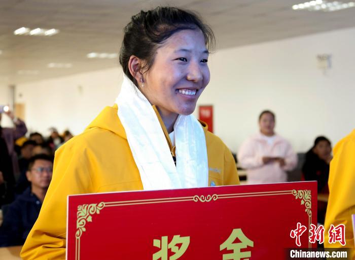 玉珍拉姆上臺領(lǐng)獎?！∝暣_ 攝