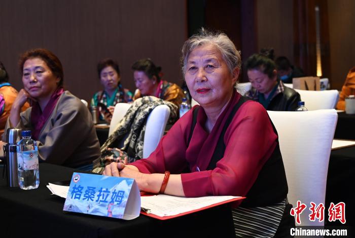 圖為西藏銀發(fā)旅游產(chǎn)品體驗(yàn)團(tuán)老年代表?！≮w朗 攝