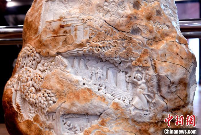 圖為5月16日，展覽中的漢白玉雕作品《猴子變?nèi)恕??！±盍?攝