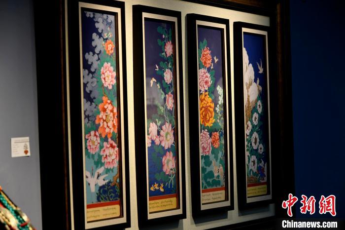 圖為5月16日，展覽中新創(chuàng)唐卡作品《四季花》?！±盍?攝
