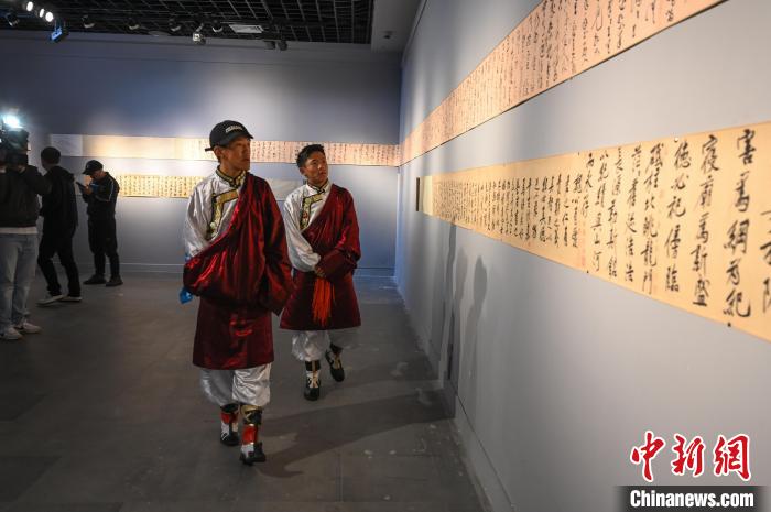 圖為學(xué)生參觀黃庭堅(jiān)書法文獻(xiàn)展。　趙朗 攝