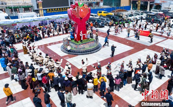 圖為“極地那曲 天際之旅”2023西藏那曲“中國(guó)旅游日”音樂(lè)美食嘉年華活動(dòng)現(xiàn)場(chǎng)。　那曲市文化和旅游局供圖