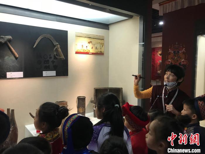 圖為中國人民大學(xué)附屬中學(xué)第二分校的小朋友們參觀“雪域星光——西藏傳統(tǒng)文化藝術(shù)展”?！￡惤ㄐ?攝