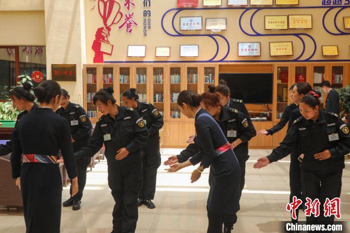 日喀則火車站客運(yùn)人員學(xué)習(xí)服務(wù)禮儀?！《飞降?攝