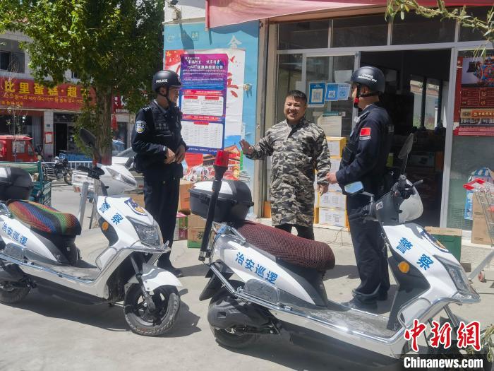 民警對轄區(qū)商鋪進行走訪排查?！↑S創(chuàng)偉 攝