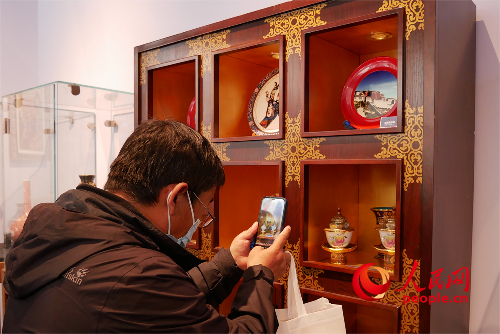 觀眾正在用手機(jī)拍攝展品。人民網(wǎng) 韋衍行攝