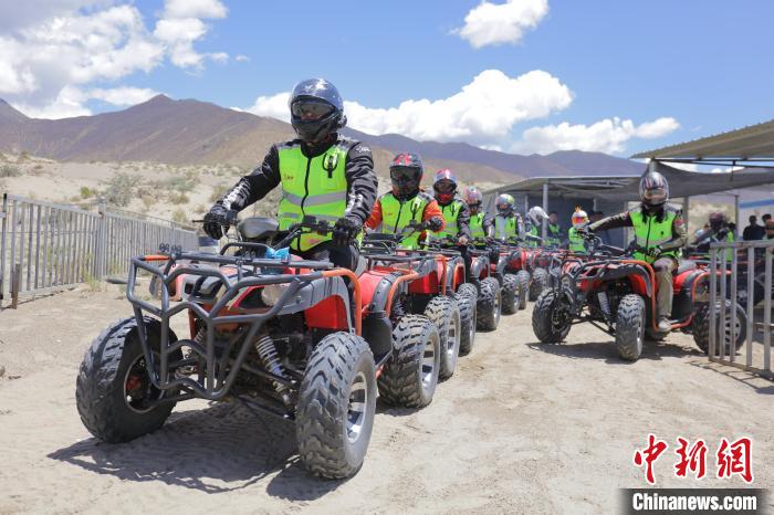 圖為比賽選手途經(jīng)扎囊沙漠公園?！∮文恋厍蚬﹫D