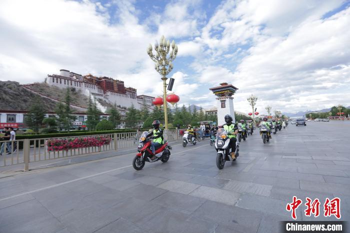 圖為比賽選手途經(jīng)布達(dá)拉宮?！∮文恋厍蚬﹫D