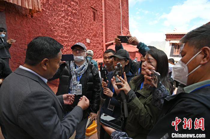 圖為中外媒體采訪布達拉宮管理處相關負責人?！≮w朗 攝