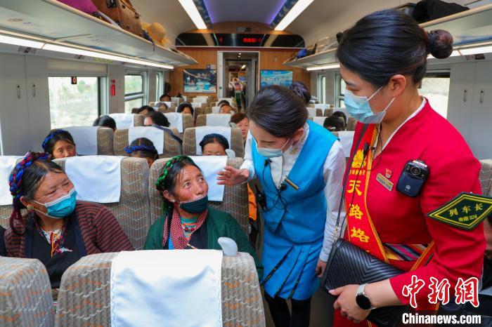 農(nóng)牧民乘坐高原復(fù)興號(hào)動(dòng)車組出行?！≈軔傁?攝