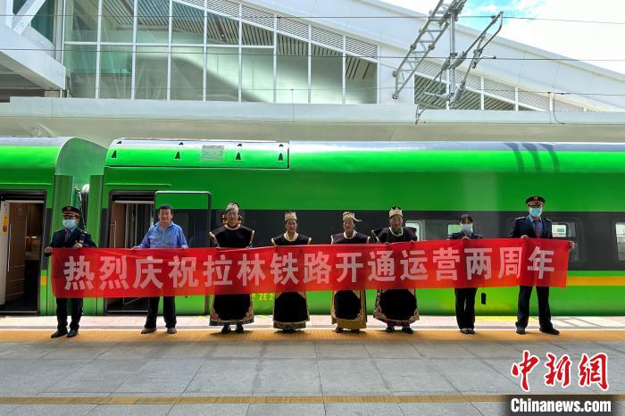 中國鐵路青藏集團(tuán)有限公司慶祝拉林鐵路開通運(yùn)營兩周年?！±詈Ｐ?攝