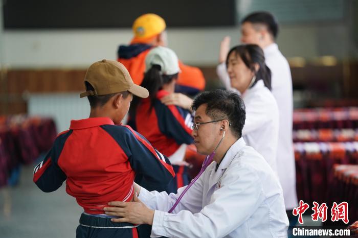 6月26日，西藏日喀則特校的孩子參加先心病篩查?！√K丹 攝