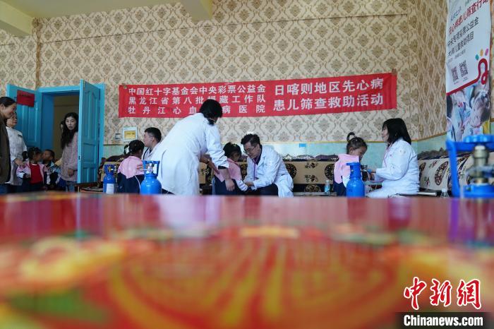 6月27日，西藏康馬縣雙語(yǔ)幼兒園的孩子參加先心病篩查?！√K丹 攝