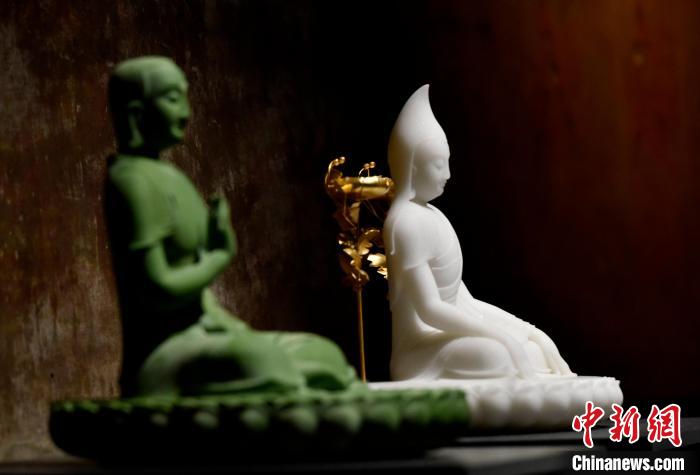 圖為展覽中圍繞西藏歷史與傳統(tǒng)創(chuàng)作的雕塑作品?！±盍?攝