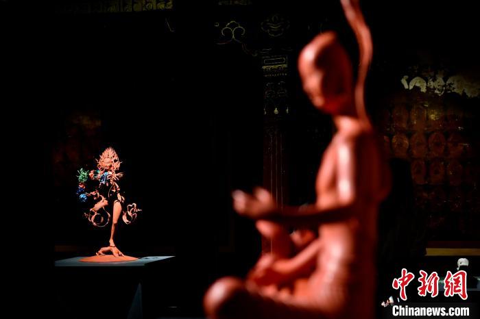 圖為展覽中圍繞西藏歷史與傳統(tǒng)創(chuàng)作的雕塑作品?！±盍?攝