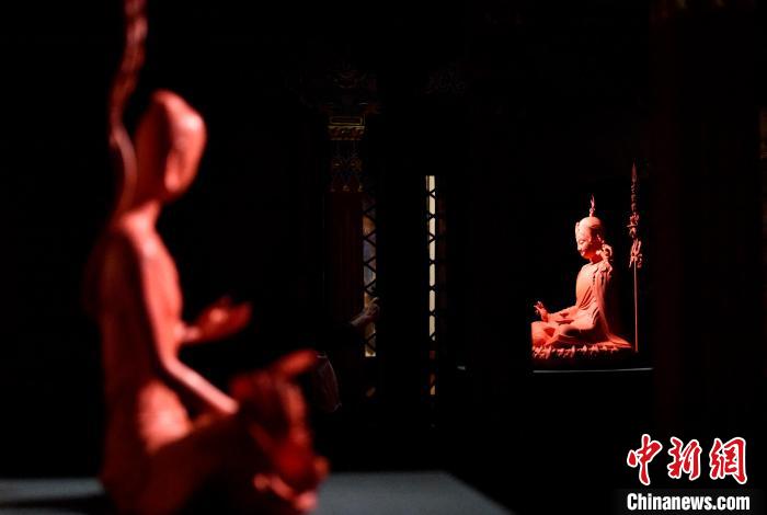 圖為展覽中圍繞西藏歷史與傳統(tǒng)創(chuàng)作的雕塑作品。　李林 攝