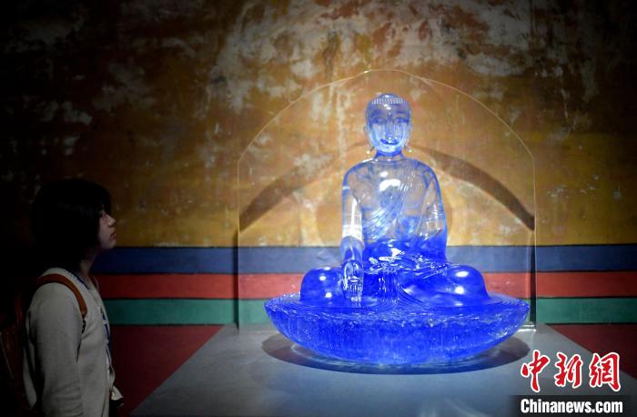 圖為觀眾正在欣賞展覽中的雕塑作品?！±盍?攝