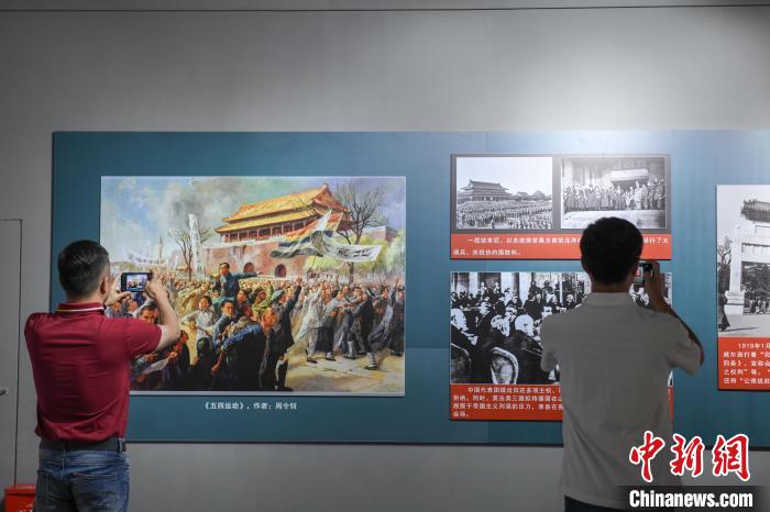 圖為市民參觀《曙光·偉業(yè)——五四運(yùn)動與中國共產(chǎn)黨的成立》“七一”特展?！∝暩聛硭?攝